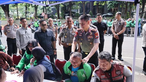 Kapolda Metro Jaya, Komjen Dadang Hartanto, menggelar pemeriksaan kesehatan gratis bagi pengemudi ojek online (ojol) di depan Gedung Ditreskrimsus Polda Metro Jaya. (dok istimewa)