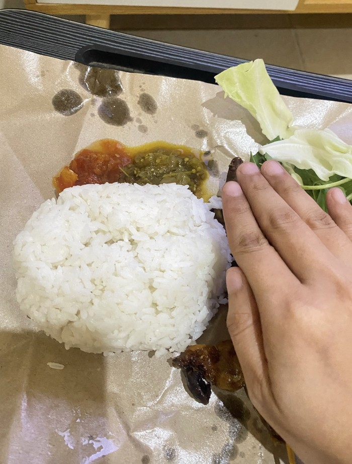 Kena Prank Netizen! Ngaku Cuma Makan Sayur-Telur, Ternyata Ada Lauk 'Ghaib' Kena Prank Netizen! Ngaku Cuma Makan Sayur-Telur, Ternyata Ada Lauk 'Ghaib'