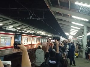 Video: Momen Anker Ucapkan Arigatou Saat KRL TM 6000 Melintas