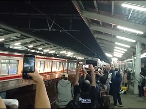 Video: Momen Anker Ucapkan Arigatou Saat KRL TM 6000 Melintas