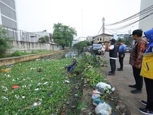 Warga Buang Kulkas Bekas di Sungai Bendung!