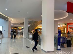 Karyawati Toko Ponsel Dipecat gegara Poster Bugil di Mal Gresik