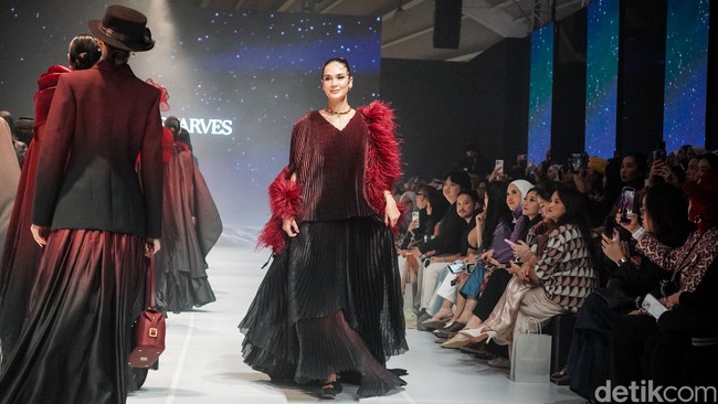 Pleats menjadi elemen utama dari koleksi Buttonscarvers yang diperagakan Luna Maya. Aksen pleats berukuran halus memberi tekstur pada busana yang mudah dikenakan untuk berbagai kesempatan, sementara aksen pleats yang lebih lebar menciptakan volume dan siluet yang lebih ekspresif di atas panggung. Foto: Tsaltsabillah Khairunissa/Wolipop