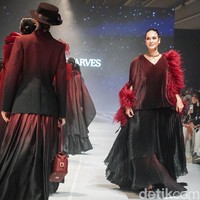 Pleats menjadi elemen utama dari koleksi Buttonscarvers yang diperagakan Luna Maya. Aksen pleats berukuran halus memberi tekstur pada busana yang mudah dikenakan untuk berbagai kesempatan, sementara aksen pleats yang lebih lebar menciptakan volume dan siluet yang lebih ekspresif di atas panggung. Foto: Tsaltsabillah Khairunissa/Wolipop