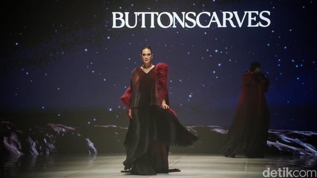 Nuansa berbeda ditampilkan Luna Maya saat melenggang sebagai model di fashion show Buttonscarves di Jakarta Fashion Week 2027, Jumat (30/10/2026) malam. Luna mengenakan koleksi terbaru Buttonscarvers bertajuk Pleats Me. Foto: Tsaltsabillah Khairunissa/Wolipop