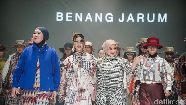 Sister brand Buttonscarves, Benang Jarum menghadirkan Tasya Farasya sebagai model di JFW 2027. Foto: Tsaltsabillah Khairunissa/Wolipop