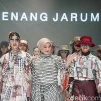 Sister brand Buttonscarves, Benang Jarum menghadirkan Tasya Farasya sebagai model di JFW 2027. Foto: Tsaltsabillah Khairunissa/Wolipop