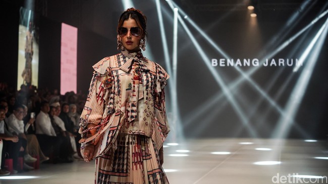 Influencer kecantikan ini berlenggak-lenggok di catwalk JFW 2027 memeragakan koleksi terbaru Benang Jarum, Dreamscape: Reimagined in Color. Foto: Tsaltsabillah Khairunissa/Wolipop