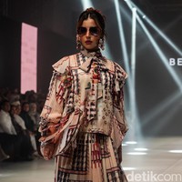 Influencer kecantikan ini berlenggak-lenggok di catwalk JFW 2027 memeragakan koleksi terbaru Benang Jarum, Dreamscape: Reimagined in Color. Foto: Tsaltsabillah Khairunissa/Wolipop