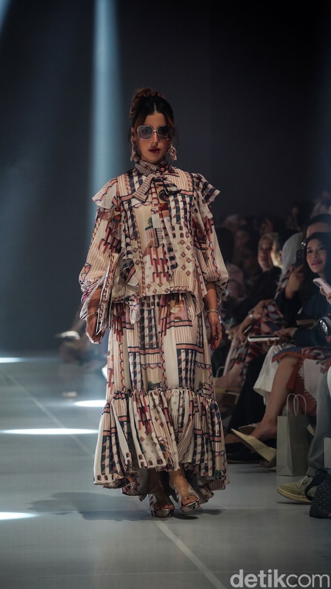 Tasya Farasya tampil chic mengenakan busana bermotif arsitektural bernuansa cream-marun yang dilengkapi detail ruffles, kerah pita, dan lengan balon bervolume.&nbsp; Foto: Tsaltsabillah Khairunissa/Wolipop