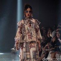 Tasya Farasya tampil chic mengenakan busana bermotif arsitektural bernuansa cream-marun yang dilengkapi detail ruffles, kerah pita, dan lengan balon bervolume.&nbsp; Foto: Tsaltsabillah Khairunissa/Wolipop