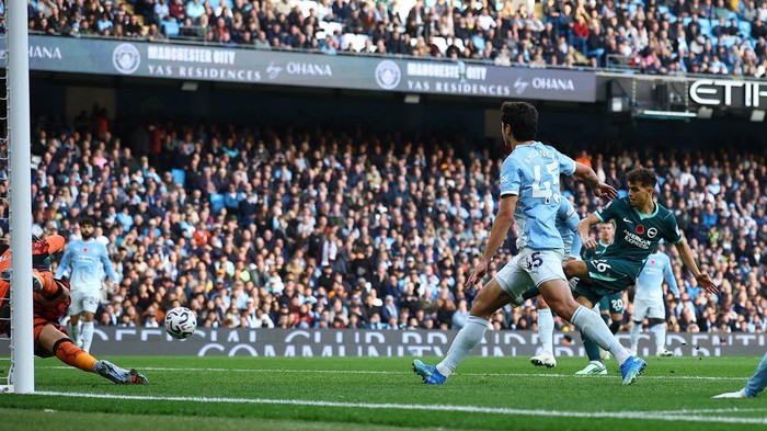 Manchester City tertinggal 0-1 dari Brighton & Hove Albion di babak pertama. (REUTERS/Phil Noble)