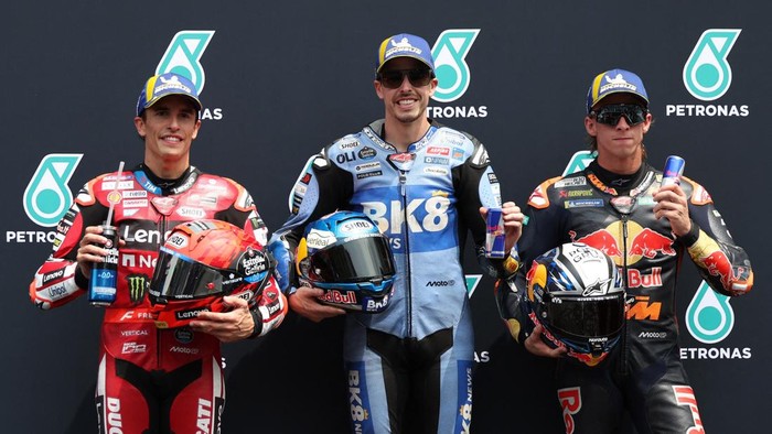 MotoGP - Malaysian Grand Prix - Sepang International Circuit, Sepang, Malaysia - October 31, 2026 BK8 Gresini Racing MotoGPs Alex Marquez celebrates after qualifying in pole position along with second placed Ducati Lenovo Teams Marc Marquez and third placed Red Bull KTM Factory Racings Pedro Acosta REUTERS/Hasnoor Hussain