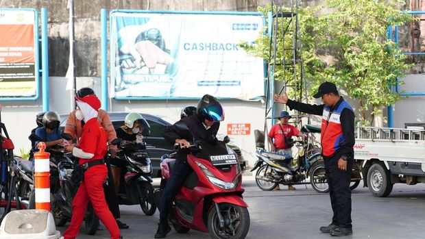 Marshal di SPBU Palembang membantu mengarahkan konsumen yang hendak mengisi BBM.