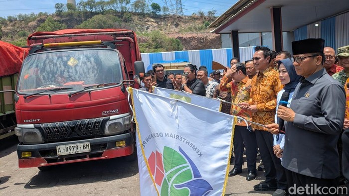 Mendes PDT Yandri Susanto luncurkan program BUMDes pasok biomassa ke PLTU di Serang. (M Iqbal/detikcom)