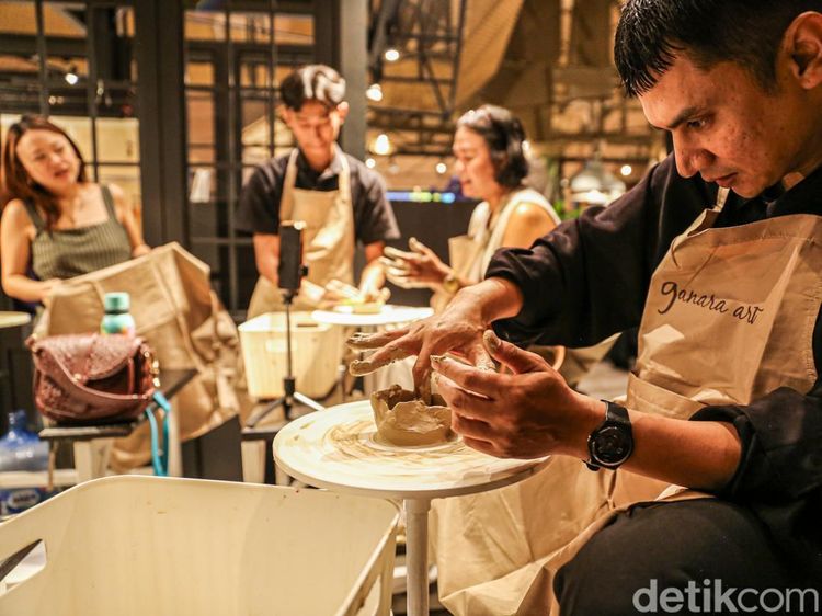 Menikmati Aktivitas Pottery dan Melukis di Tengah SCBD