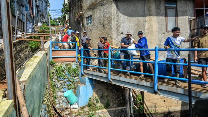 Warga membersihkan puing-puing di dalam rumah yang mengalami kerusakan berat pascabanjir bandang di Cipaganti, Bandung, Jawa Barat, Sabtu (31/10/2026). Badan Penanggulangan Bencana Daerah (BPBD) Kota Bandung mencatat sebanyak 34 rumah dan 112 jiwa te