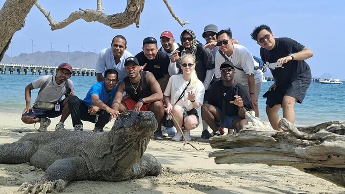 Abu Bakar (baju biru) bersama Patrice Evra (sebelah kirinya) dan rombongannya di Pulau Komodo (Foto: Istimewa/Abu Bakar)