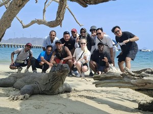 Evra Joget Kegirangan Lihat Komodo, Warga Lokal Malah Ajak Bahas MU