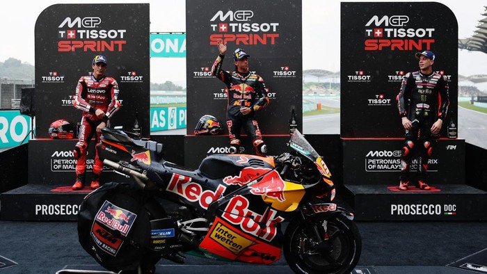 MotoGP - Malaysian Grand Prix - Sepang International Circuit, Sepang, Malaysia - October 31, 2026 Red Bull KTM Factory Racings Pedro Acosta celebrates after winning the sprint race along with second placed Ducati Lenovo Teams Marc Marquez and third placed Aprilia Racings Marco Bezzecchi REUTERS/Hasnoor Hussain