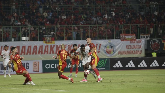 Pemain Sumsel United saat diadang pemain Semen Padang.