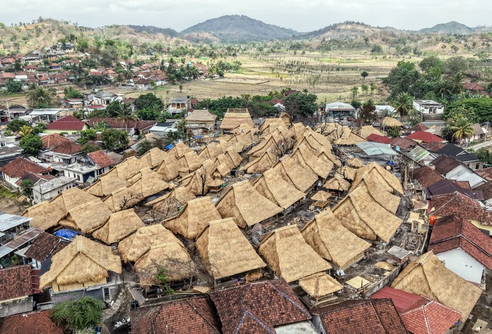 Pembangunan Ulang Selesai, Desa Sade Lombok Bakal Jadi Cagar Budaya Foto udara bangunan rumah adat di Dusun Adat Sasak Sade, Desa Rembitan, Kecamatan Pujut, Praya, Lombok Tengah, NTB, Sabtu (31/10/2026). Dinas Kebudayaan NTB menyatakan bahwa setelah proses pembangunan ulang Dusun Adat Sasak Sade yang hangus terbakar pada Agustus 2026 tuntas, Tim Ahli Cagar Budaya (TACB) Kabupaten Lombok Tengah akan mengupayakan penetapan kampung adat tersebut sebagai cagar budaya. ANTARA FOTO/Ahmad Subaidi/kye