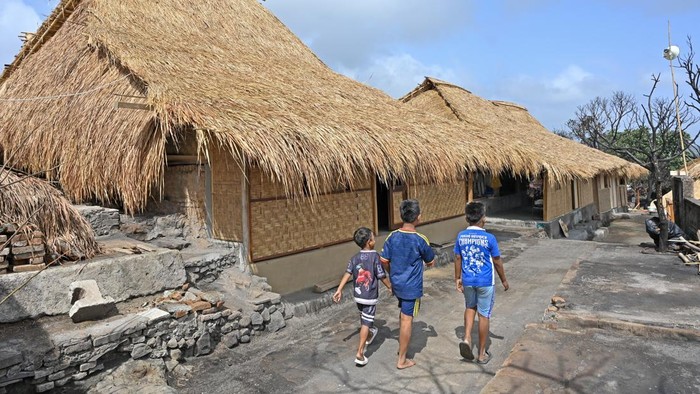 Pembangunan Ulang Selesai, Desa Sade Lombok Bakal Jadi Cagar Budaya Foto udara bangunan rumah adat di Dusun Adat Sasak Sade, Desa Rembitan, Kecamatan Pujut, Praya, Lombok Tengah, NTB, Sabtu (31/10/2026). Dinas Kebudayaan NTB menyatakan bahwa setelah proses pembangunan ulang Dusun Adat Sasak Sade yang hangus terbakar pada Agustus 2026 tuntas, Tim Ahli Cagar Budaya (TACB) Kabupaten Lombok Tengah akan mengupayakan penetapan kampung adat tersebut sebagai cagar budaya. ANTARA FOTO/Ahmad Subaidi/kye
