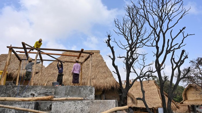 Pembangunan Ulang Selesai, Desa Sade Lombok Bakal Jadi Cagar Budaya Foto udara bangunan rumah adat di Dusun Adat Sasak Sade, Desa Rembitan, Kecamatan Pujut, Praya, Lombok Tengah, NTB, Sabtu (31/10/2026). Dinas Kebudayaan NTB menyatakan bahwa setelah proses pembangunan ulang Dusun Adat Sasak Sade yang hangus terbakar pada Agustus 2026 tuntas, Tim Ahli Cagar Budaya (TACB) Kabupaten Lombok Tengah akan mengupayakan penetapan kampung adat tersebut sebagai cagar budaya. ANTARA FOTO/Ahmad Subaidi/kye