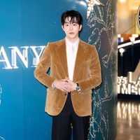 Dalam kesempatan itu, Nam Joo Hyuk memancarkan pesonanya tampil dalam balutan kemeja putih dan setelan jas coklat berbahan suede. Beberapa helai poni membingkai wajah aktor dengan tinggi semampai mencapai 188 cm. Foto: dok. X @NamJooHyukTH