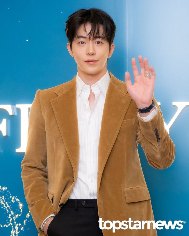 Dugaan tersebut beredar usai Nam Joo Hyuk menghadiri acara merek perhiasan Tiffany & Co di Shinsegae Department Store Centum City di Busan. Foto: dok. X @NamJooHyukTH