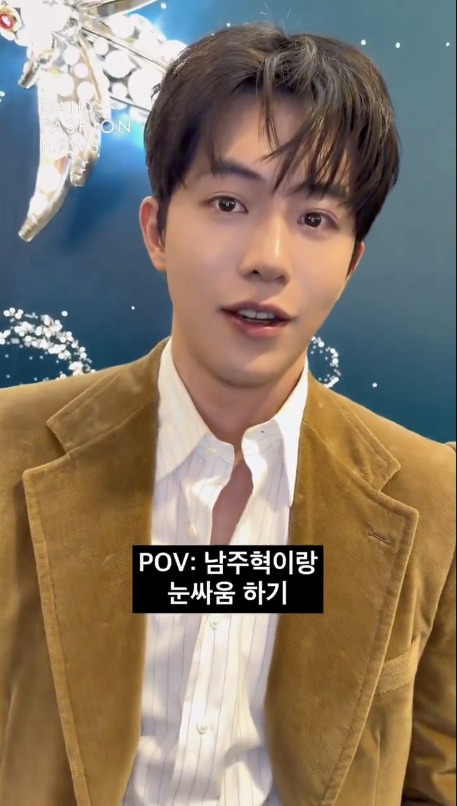 Namun, netizen memperhatikan konten &ldquo;POV: Beradu tatapan dengan Nam Joo Hyuk&rdquo; yang diunggah Daily Fashion News. Dibandingkan penampilan sebelumnya, lipatan kelopak mata ganda Nam Joo Hyuk lebih jelas dan menonjol. Foto: dok. X @NamJooHyukTH