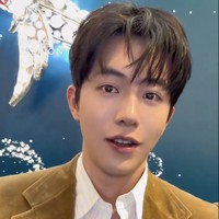 Namun, netizen memperhatikan konten &ldquo;POV: Beradu tatapan dengan Nam Joo Hyuk&rdquo; yang diunggah Daily Fashion News. Dibandingkan penampilan sebelumnya, lipatan kelopak mata ganda Nam Joo Hyuk lebih jelas dan menonjol. Foto: dok. X @NamJooHyukTH