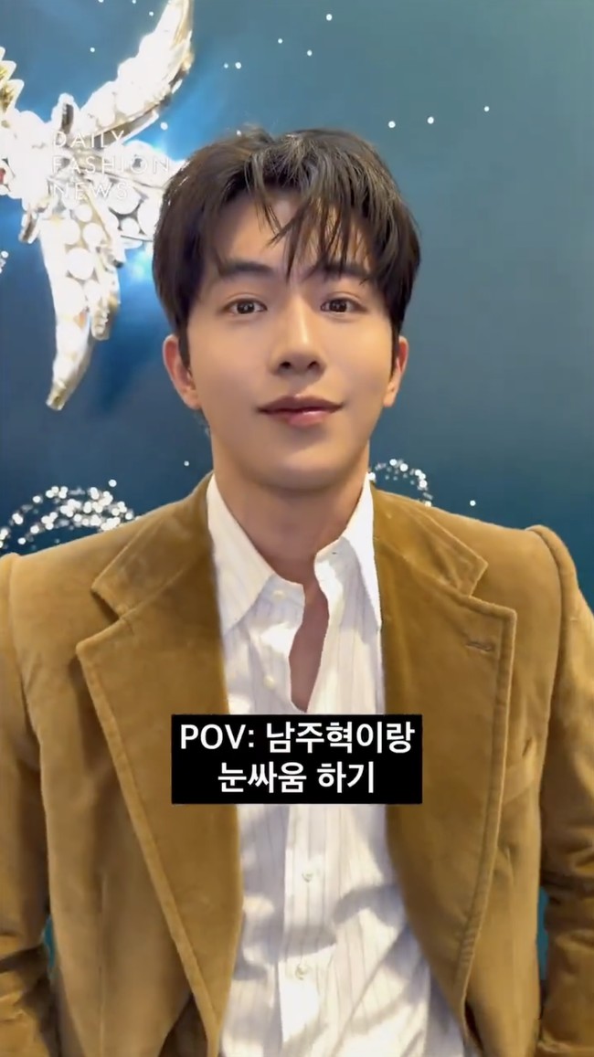Tak sedikit yang meyakini Nam Joo Hyuk memperbaiki fitur wajahnya. Sedangkan penggemar lain mengaitkan lipatan kelopak mata ganda tersebut dengan penuaan, mengingat Nam Joo Hyuk memasuki usia kepala tiga.&nbsp;Foto: dok. X @NamJooHyukTH