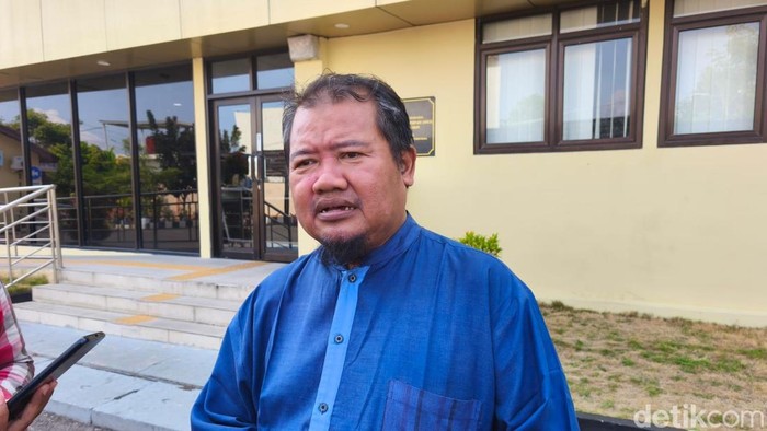 Pendamping Ponpes HQ Sukoharjo, Endro Sudarsono, saat diwawancara awak media di Mapolres Sukoharjo, Sabtu (31/10/2026).