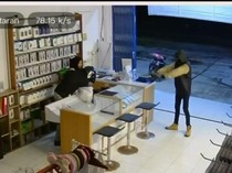 Perampok Todongkan Pistol dan Gasak 13 HP di Kobar
