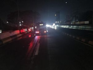 Oli Tumpah di Flyover Gaplek Tangsel, Motor Jatuh Bergelimpangan