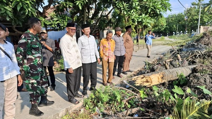 Petugas normalisasi Sungai Tonjong di Kramatwatu, Serang, untuk antisipasi banjir. (dok.istimewa)
