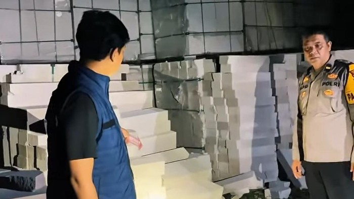 Polisi melakukan olah TKP pencurian material di Sekolah Rakyat Polman.