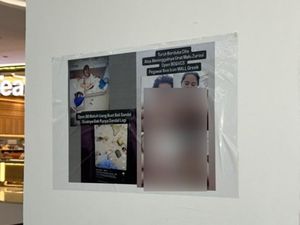Bikin Geger Poster Bugil Karyawati Toko Ponsel Ditempel di Mal Gresik
