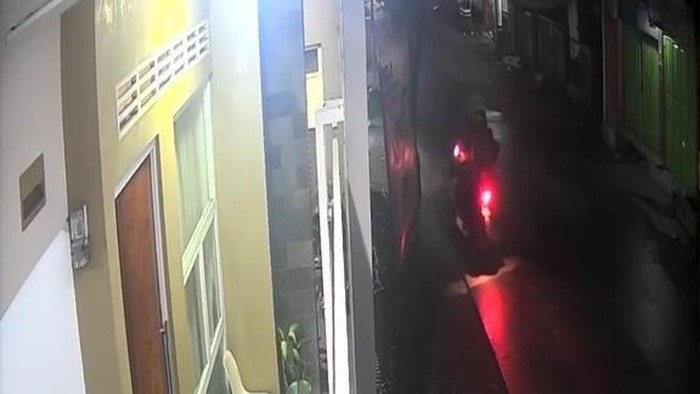 potongan video CCTV pelemparan molotov potongan video CCTV pelemparan molotov
