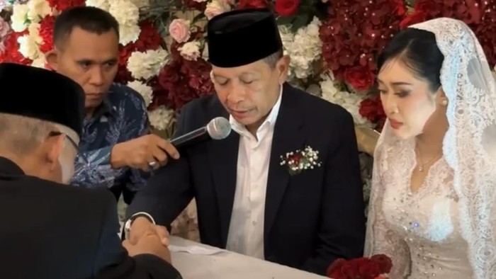 Proses pernikahan Wali Kota Malang Wahyu Hidayat