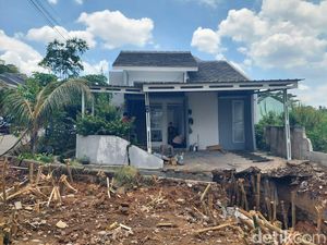 Cerita Oki, Rumah Tak Bisa Dihuni Usai Diterjang Longsor di Cimahi