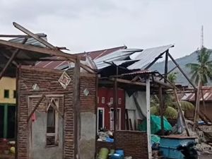 31 Rumah di Majene Rusak Diterjang Angin Kencang-Hujan Lebat