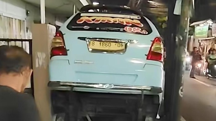 Sebuah mikrolet terjatuh ke selokan di Tebet, Jakarta Selatan, diduga akibat sopir mengantuk. (tangkapan layar medsos)