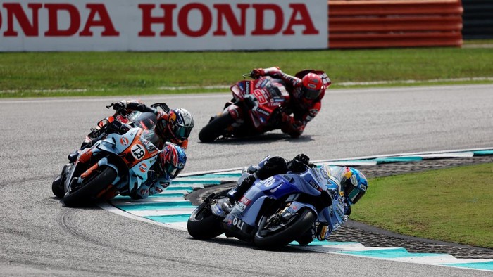 MotoGP - Malaysian Grand Prix - Sepang International Circuit, Sepang, Malaysia - October 31, 2026 BK8 Gresini Racing MotoGPs Alex Marquez, SuperFile Trackhouse MotoGP Teams Ai Ogura and Ducati Lenovo Teams Marc Marquez in action during the sprint race REUTERS/Hasnoor Hussain