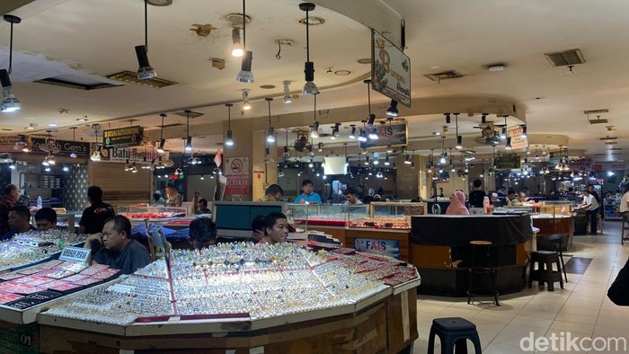 Suasana penjualan batu akik di Pasar Rawa Bening, Jatinegara, Jakarta Timur. (Mulia/detikcom)