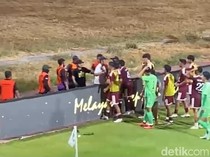 Suporter PSM Masuk Lapangan-Tunjuk Pemain Usai Kalah di Kandang