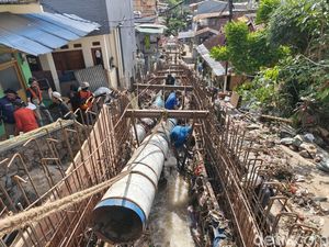 Tanggul Sungai Cikalintu Jebol, 114 Warga Bandung Terdampak