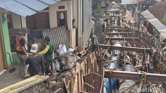 Tanggul Sungai Cikalintu jebol bikin tiga rumah warga di Cipaganti, Kota Bandung terdampak.