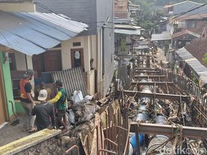 Tanggul Sungai Cikalintu Bandung Jebol, 3 Rumah Warga Rusak